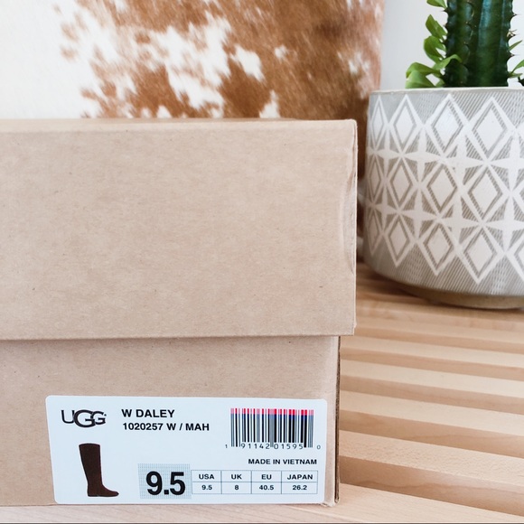 UGG Mahogany Riding Boot - Picture 7 of 7